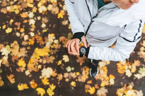 Corredor Femenino Caucásico Iniciando Actividad Smartwatch Mujer Monitoreando Ritmo Cardíaco — Foto de Stock