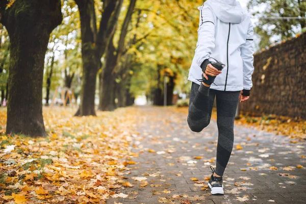 Fitt Sportoló Edz Mielőtt Kocogna Őszi Városi Parkban Fiatal Fitnesz — Stock Fotó