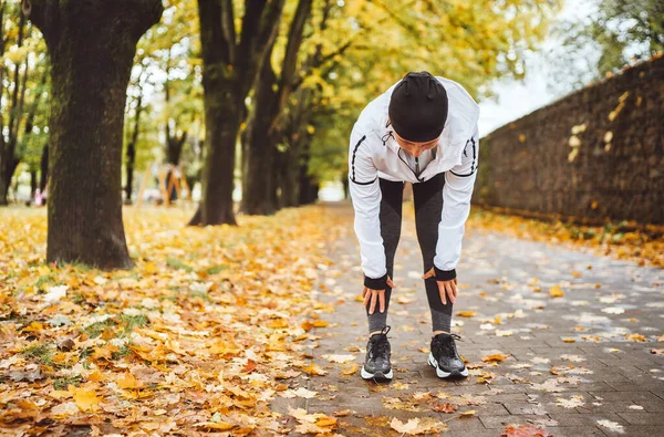 Medelålders Passform Atletisk Kvinna Klädd Moderna Löparkläder Stående Och Böja — Stockfoto