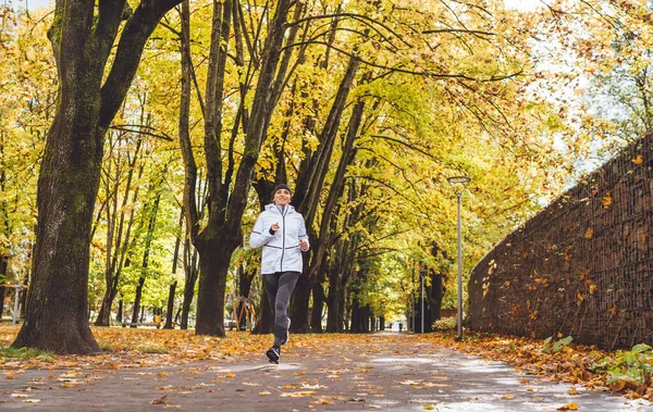 Donna Atletica Forma Hanno Jogging Nel Parco Cittadino Autunnale Giovane — Foto Stock