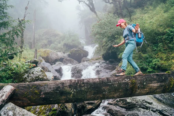 Jovem Mulher Com Mochila Postes Trekking Atravessando Ponte Madeira Perto Imagens Royalty-Free
