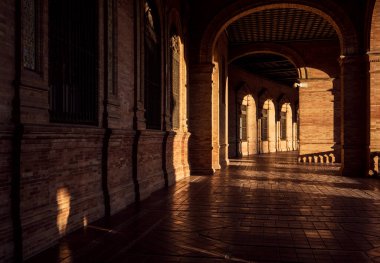 İspanya 'daki kayalık deniz kıyısı Atlantik okyanus dalgalarının güzel manzarası. Camino Portekiz 'in popüler hac güzergahı sırasında çekilen Doğada Güzellik ve Uçan martılar.