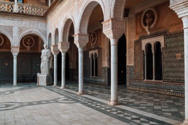 Kemerler ve sütunlar, sebka motifi, arabesk ve muqarna heykelciliği - Casa de Pilatos, Seville, İspanya 'da Moorish mimarisi - ile sıva yeseria dekorasyonunun inanılmaz detaylarını süsledi..