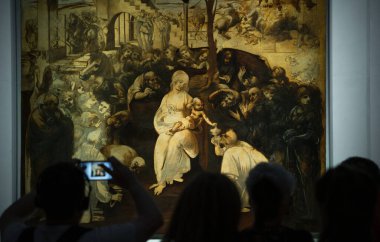Leonardo da Vincis Annunciation 'ı Uffizi Galerisi, Floransa, İtalya' da modern akıllı telefonlarla resimleyen ziyaretçiler, sanat kültürü ve müze deneyimini ön plana çıkarıyorlar.