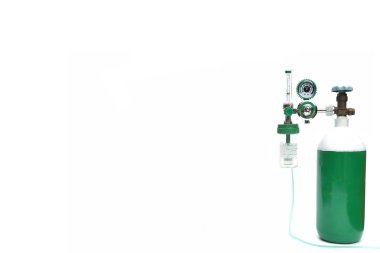 Ekipman tıbbi oksijen tankı ve silindir regülatör ölçmek. Bir hasta solunum hastalıkları ve Hastanesi Acil ilk yardım-oksijen gazı bakım için basınç kontrol yakın odak beyaz arka plan üzerinde.