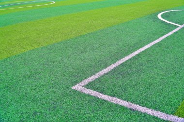 Yeşil futbol sahası önden görünümü. Stadyum güzel suni çim. Soyut futbol çim zemin arka plan beyaz şerit çizgi ile. Arka plan, spor, doku kavramı