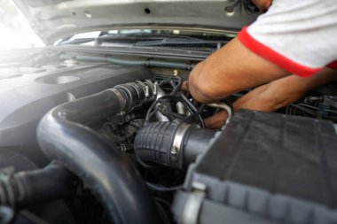 Araba servisi Merkezi mekanik adam çalışma ve onarım araba motoru. Otomobil metal araba motor bölümü ayrıntılar. Modern araç motor, sanayi, makinist ve iş kavramı.