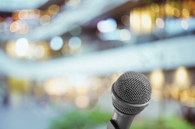 Mikrofon ses hoparlör üzerinde bulanıklık bokeh açık renkli boş seminer odası, konferans salonu veya odası arka plan toplantı konferans. Eğitim, iş olay, öğretmen veya koçluk akıl hocası için kullanın.