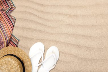 Üstten görünüm sandalet Beach, zanaat şapka ve birden çok renk eşarp kum plaj arka plan üzerinde. Metin alanı boş boş kopyalayın. Hipster tatil, yaz günü tatil traval Tema kavramı kapalı.