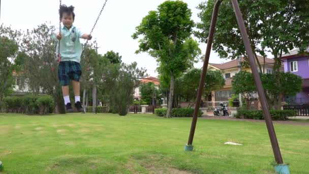 Moción Lenta Divertidos Niños Asiáticos Hermano Hermana Jugando Swing Patio — Vídeos de Stock