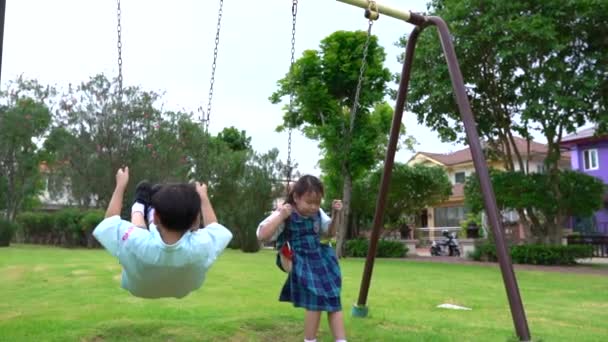 Movimento Lento Engraçado Asiático Crianças Irmão Irmã Brincando Swing Parque — Vídeo de Stock