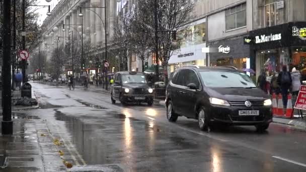 Londres Reino Unido Diciembre Taxi Negro Londres Día Nieve Centro — Vídeo de stock