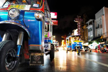 Bangkok, Tayland - 17-2018 olabilir: Tuk-Tuk Yaowarat yolu gece, Bangkok.Tuk-Tuk Mahallesi'nde ana cadde üzerinde Tay geleneksel taksi adıdır. Chinatown Bangkok ünlü dönüm noktası olduğunu.