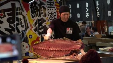 Wakayama, Japonya - 21 Ocak 2018: Kuroshio Pazar Marina şehir, günde 3 defa ton balığı kesme gösteri düzenlendiği yer alır. Dev bir ton balığı ustaca tam gözünün önünde kesilir huşu içinde izle
