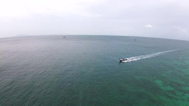 Letecký Pohled Lodi Dlouhý Ocas Oceán Moře Krásnou Křišťálově Čistou — Stock video