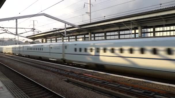 日本京都 2018年1月18日 新干线高速子弹头列车抵达京都站平台 — 图库视频影像