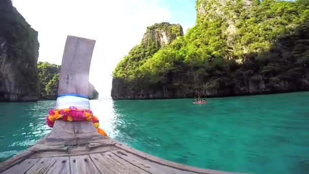 长尾船和旅行者的独木舟与在皮皮岛上的水晶明确海上 日假期在泰国南部 — 图库视频影像