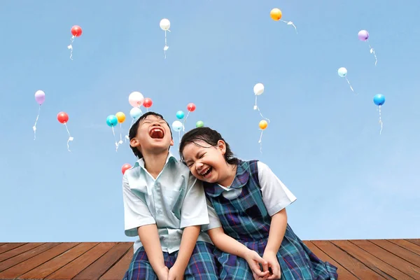 Смешные Азиатские Маленькие Дети Брат Сестра Сидящие Деревянной Террасе Красочными — стоковое фото