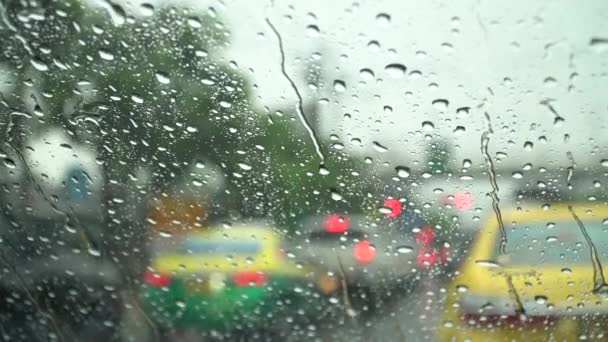 Regentropfen Regentag Auf Fenster Auto Mit Straßenbeleuchtung Aus Dem Fokus — Stockvideo