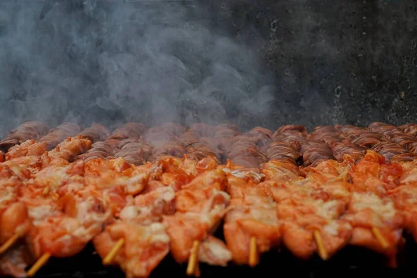 Gegrilde Barbecue Vlees Spiesjes Boven Vuur Met Rook Koken Een — Stockfoto