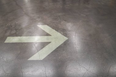 Ok işareti ileri ve sağ üstünde belgili tanımlık yol işaret çimento katta ışık. Sokak, yüzey kaba doku Background.Copy alanı boş boş metin için Rating sembolü.