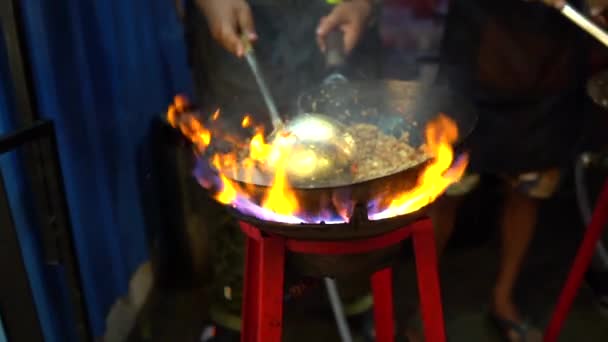 Cozinha Chef Mexa Porco Frito Com Folhas Manjericão Uma Frigideira — Vídeo de Stock