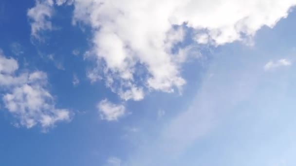 雲と青い空の移動のタイムラプス 静けさ Concept Flight Cloudscape 雲をフル 1920 1080 のループができます — ストック動画