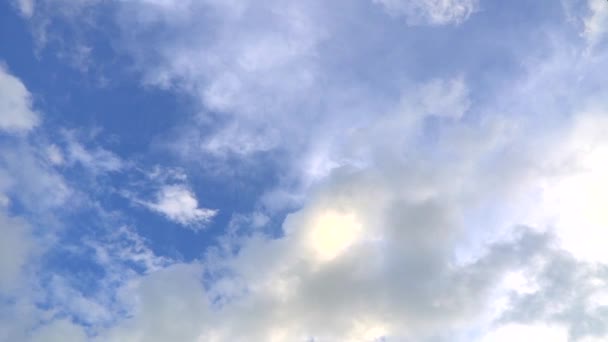 雲と青い空の移動のタイムラプス 静けさ Concept Flight Cloudscape 雲をフル 1920 1080 のループができます — ストック動画