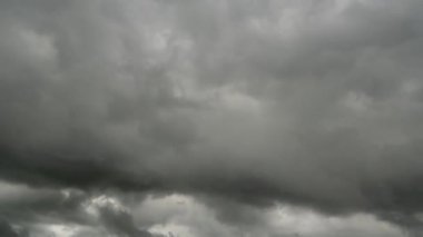 Bulutlar ve yağmur gün içinde karanlık gökyüzü hareketli Timelapse. Doğa, arka plan, huzur kavramı.