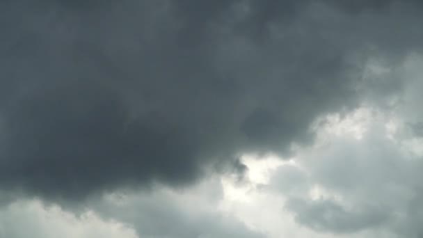 雲と雨の日の暗い空の移動のタイムラプス 自然の静けさの概念 — ストック動画