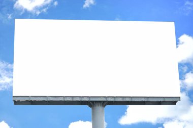 Billboard - Boş ekran ve açık hava reklam afişi için güzel bulutlu gökyüzü ile büyük boş billboard, reklam tasarımı ya da taklit metni için uzay afişini kopyala..