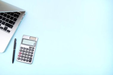 Düz yatıyordu, en iyi görünümü office tablo resepsiyon. Hesap makinesi, siyah kalem, çivit mavi arka plan üstünde laptop ile çalışma alanı. Alan metin, boş boş Word'e kopyalayın. İş finans, eğitim teknolojisi kavramı.
