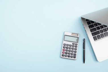 Düz yatıyordu, en iyi görünümü office tablo resepsiyon. Hesap makinesi, siyah kalem, çivit mavi arka plan üstünde laptop ile çalışma alanı. Alan metin, boş boş Word'e kopyalayın. İş finans, eğitim teknolojisi kavramı.