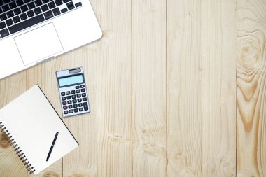 Tahta Resepsiyon tablo ile çalışma alanı ve boş boş defter, bilgisayar dizüstü bilgisayar, hesap makinesi, kalem, saksıyı çam. Üstten görünüm araçları iş ofis, düz için yatıyordu. Metin için yer kopyalayın.            