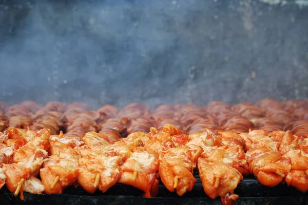 Gegrilde Barbecue Vlees Spiesjes Boven Vuur Met Rook Koken Een — Stockfoto