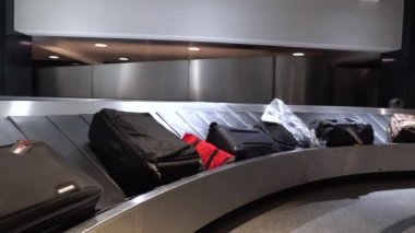 Bavul ya da Bagaj Bagaj konveyör bant varış Uluslararası Havaalanı terminal Bagaj iddia dolaşan üzerinde. Seyahat tatil ve ulaşım kavramı.