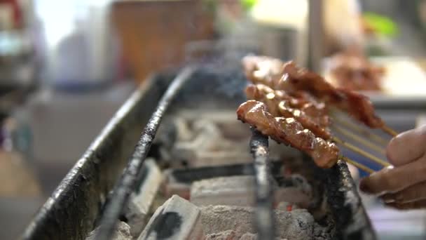 Churrasco Grelhado Carne Espetos Sobre Fogo Com Fumaça Cozinhar Carvão — Vídeo de Stock