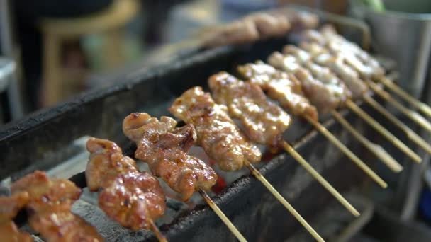 Gegrilde Barbecue Vlees Spiesjes Boven Vuur Met Rook Koken Een — Stockvideo