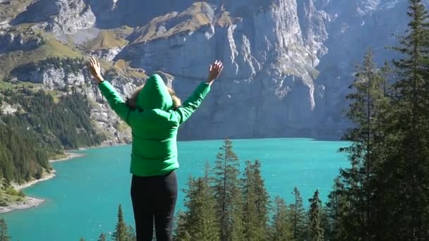 幸福亚洲年轻旅行者欣赏奥希南湖 木制小木屋和瑞士阿尔卑斯山的壮丽景色 美丽的户外景观位于瑞士坎德斯特格的伯纳 奥伯兰 — 图库视频影像