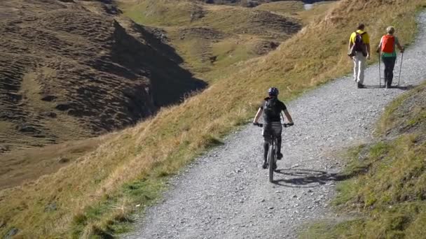 Viajante Bicicleta Trekking Montanha Com Mochila Belo Céu Azul First — Vídeo de Stock