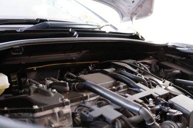 Güçlü araba motoru kapat. Motoru iç tasarımı. Otomobil metal araba motor bölümü ayrıntılar. Modern araç motor, sanayi, makinist ve iş kavramı.