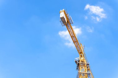 İnşaat endüstri mühendisi iş, teknoloji kavramı mavi gökyüzü ile sanayi sarı vinç, bulutlar arka plan üzerinde site bina yüksek zemin ve ağır malzeme ile.       