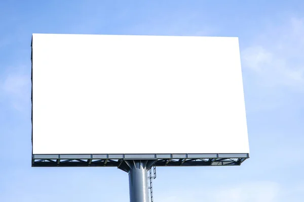 Billboard Boş Ekran Açık Hava Reklam Afişi Için Güzel Bulutlu — Stok fotoğraf