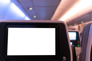 Boş beyaz uçak multimedya ekranı. Yolcu koltuğundaki boş LCD uçak monitörünü kapat. Reklam tasarımı için alanı kopyala.