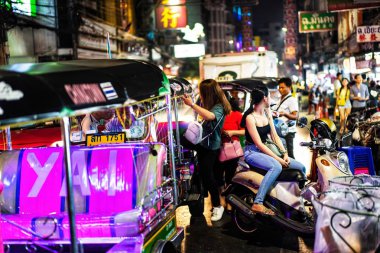 Bangkok,Tayland - 10 Ocak - 2019: Gece Yaowarat yolda Tuk-Tuk, Bangkok.Tuk-Tuk Chinatown ana cadde Tay geleneksel taksi adıdır. Chinatown Bangkok ünlü dönüm noktası.