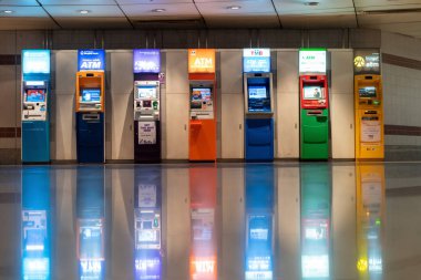 Bangkok,Tayland - 18 Ocak 2019 : Müşteri çekilmesi veya Bangkok'ta bir metro metrosu yerde yansıma ışığı ile mevduat nakit para banknotu için Atm makine banka colorful.