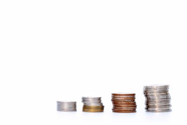 Beyaz arka plan üzerinde sikke yığınları. Tasarruf, Yatırım para kavramı. Sikke yığını büyüyen iş ve gelecek.