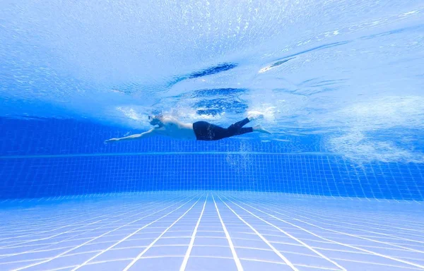 Underwater Shot Fit Swimmer Training Swimming Pool Amateur Male Swimmer — стоковое фото