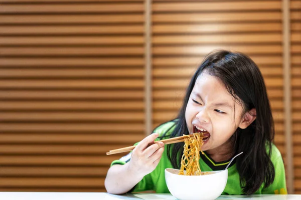 Asian Little Cute Girl Eating Delicious Instant Noodles Chopstick Herself — стоковое фото