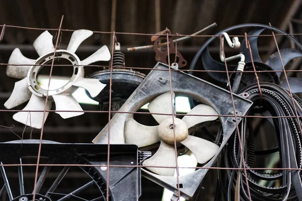 Auto Koelventilator Met Plastic Messen Radiator Ventilator Hangt Draad Achtergrond — Stockfoto
